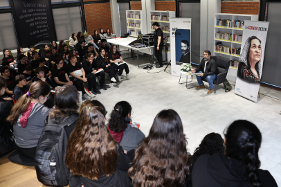 Arif Pişkin, Sennur Sezer şiirlerini Nilüfer’de seslendirdi