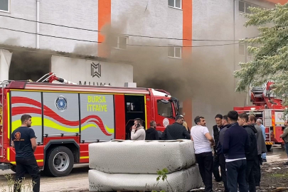 Koltuk fabrikasında yangın: 2 kişi dumandan etkilendi