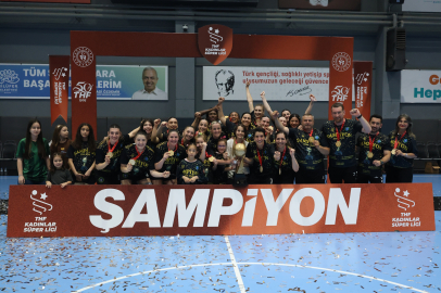 Bursa’nın sultanları sezonu 3 kupa ile kapattı