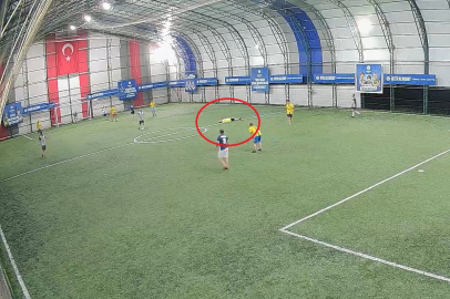 Ölüm halı sahada futbol oynarken yakaladı! Bir anda yere yığıldı
