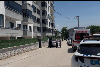 Eşini çocuğunun yanında defalarca bıçaklayarak öldürdü