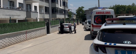 Eşini çocuğunun yanında defalarca bıçaklayarak öldürdü