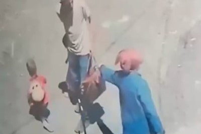 Sokakta oynayan çocuğa yaklaşıp bir anda saldırdı