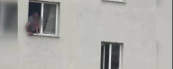 3 yaşındaki kızını bıçakla rehin aldı