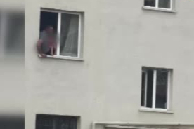 3 yaşındaki kızını bıçakla rehin aldı