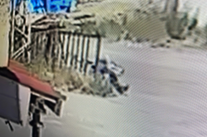 Baltayla önüne gelene saldırdı! 3 yaralı