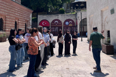Yıldırımlı gençler ‘Adım Adım Kadim Bursa’ ile tarihi keşfediyor