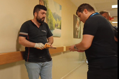 Çiviyi tahta yerine eline çaktı