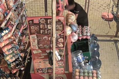 Marketin kapısını kırıp içeri giren çocuklar ortalığı talan etti
