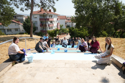 Minik eller Babasultan Parkı'na renk kattı