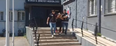Polisten kurtulmak için kayısı topluyormuş gibi yaptı