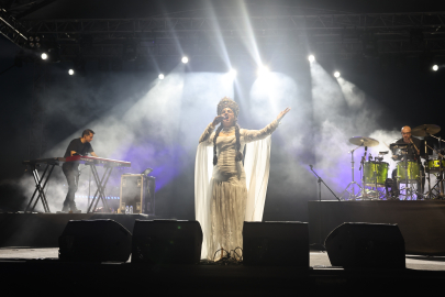 Emel Mathlouthi'den Nilüfer'de unutulmaz final