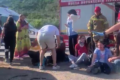 Gemlik'te işçi servisi ile otomobil çarpıştı: 15 yaralı