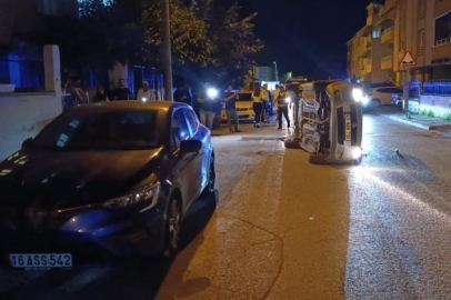 Park halindeki otomobile çarpıp yan yatan aracın sürücüsü olay yerinden kaçtı