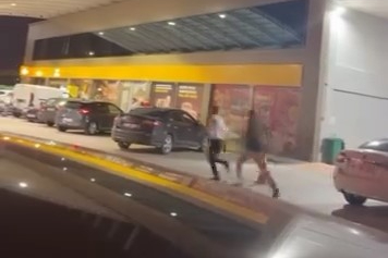 Akaryakıt istasyonunda sopalı kavga