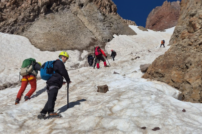 İnegöllü dağcılardan 15 Temmuz anısına Erciyes zirvesi