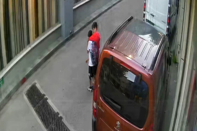 Akran zorbalığı bitmiyor! 10 yaşındaki çocuğu sokak ortasında acımasızca dövdü