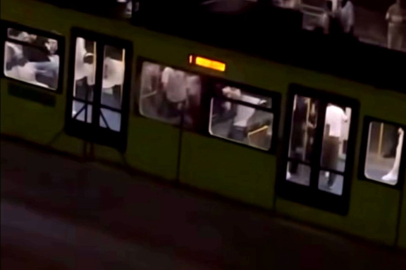 Metroda tekmeli yumruklu kavga! istasyon savaş alanına döndü
