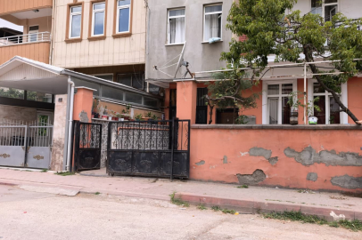 Sürgülü demir kapının altında kalan küçük çocuk ağır yaralandı
