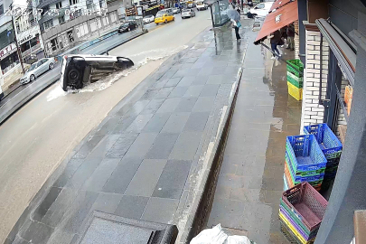 Otomobil sağanak yağıştan dolayı çöken yola düştü