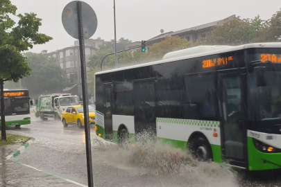 Bursa'da sağanak yağış sonrası yollar göle döndü