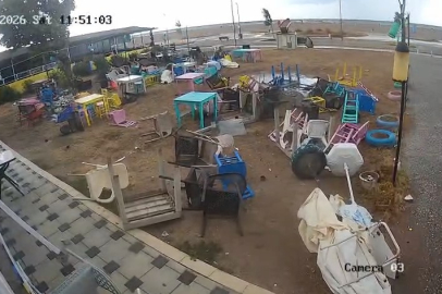 Fırtına Karacabey sahilini birbirine kattı! Kafenin masaları yer değiştirdi