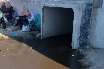 Mudanya'da kanalizasyon suyu sahilde vatandaşların üzerine aktı