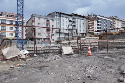 Katlı otopark inşaatında çalışan işçi 15 metreden aşağı düştü