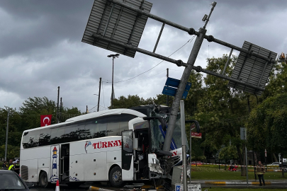 Yolcu otobüsü önce otomobile sonra levhaya çarptı: 30 yaralı