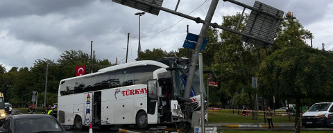 Yolcu otobüsü önce otomobile sonra levhaya çarptı: 30 yaralı