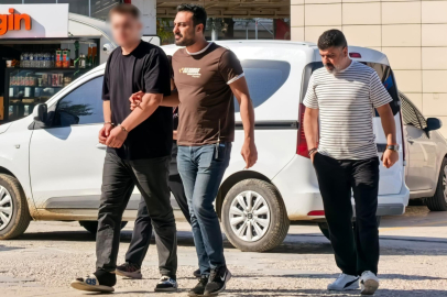 Arkadaşını silah ve bıçakla tehdit edip kendi borcunu ödetti