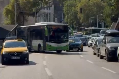 Düğün konvoyunun önünü bu sefer otobüs kesti! Zarfı alan şoför yoluna devam etti