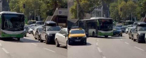 Düğün konvoyunun önünü bu sefer otobüs kesti! Zarfı alan şoför yoluna devam etti