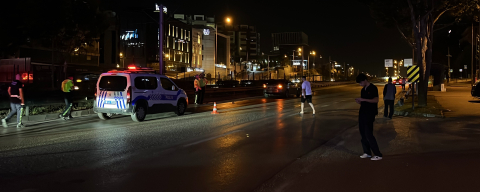 Yolun karşısına geçen yaşlı adama otomobil çarptı