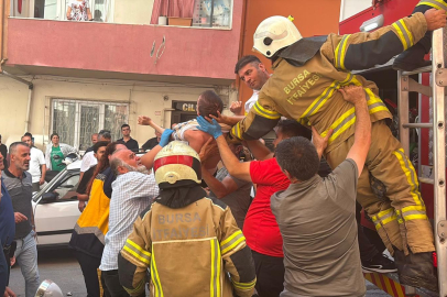 Yangında mahsur kalan engelli çocuk itfaiye ekiplerince kurtarıldı