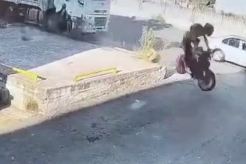Bursa'da feci kaza! Motosikletli duvara çarparak can verdi