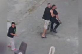 Taziye evinde husumetlilerini tabancayla kovaladı