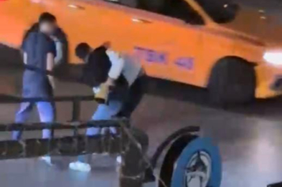 Yol ortasında dakikalarca dövdüler! Yardım çığlıkları attı ama...