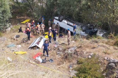 Yolcu minibüsü şarampole uçtu: 4 ölü, 10 yaralı