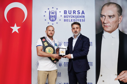 Bursa’nın dünya şampiyonu Fazlı Eryılmaz’a Başkanlık makamında tebrik