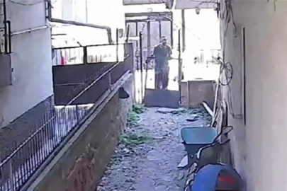 Akıllara durgunluk veren olay! Evin demir kapısını yerinden söküp götürdü