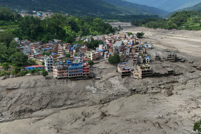 Dünyayı şoke eden görüntüler! Önce deprem oldu sonra ani sel baskını...