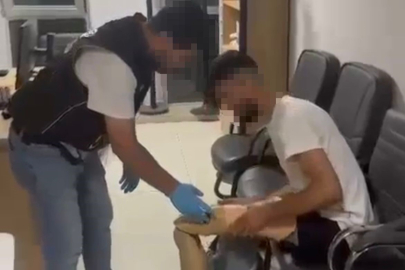 Protez bacağından 830 gram uyuşturucu çıktı