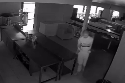 Hırsızlık için girdikleri kafede sucuklu yumurta yapıp yediler