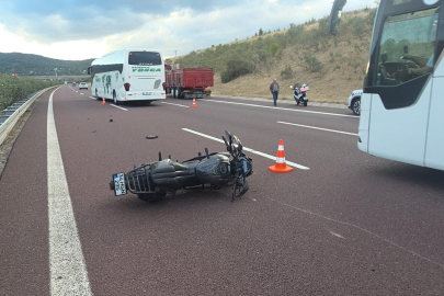 Kamyona çarpan motosiklet sürücüsü can verdi