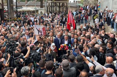Özgür Özel'in tarihi Ulucami'nin avlusundaki basın açıklamasına tepki
