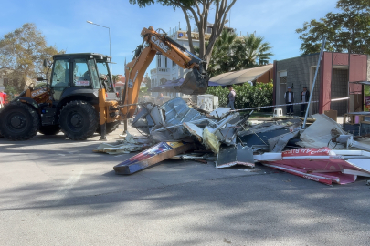 Mudanya’daki büfe mahkeme kararının ardından yıkıldı