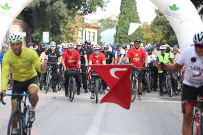 Başkan Aydın yüzlerce bisikletçiyle birlikte pedal çevirdi
