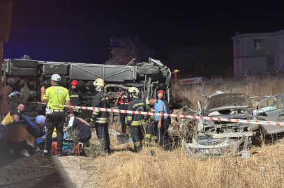 Gaziantep'te yolcu otobüsü ile otomobil çarpıştı: 7 ölü, 16 yaralı