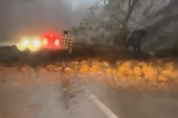 Uludağ yolunda heyelan! Kayan toprak ve kaya parçası yolu kapattı